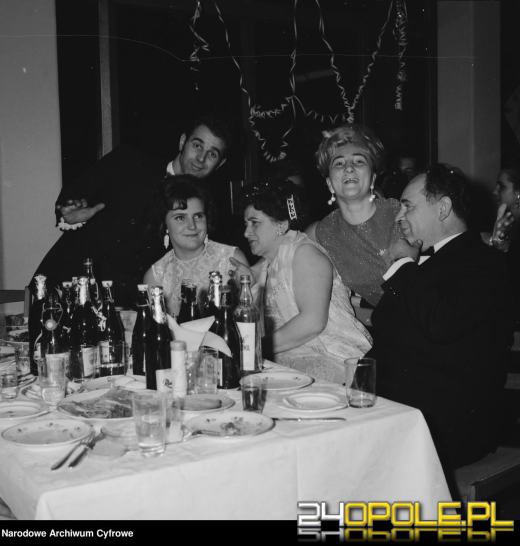 Sylwester w PRL-u. Wódka w literatkach i ozdoby z bibułki na suficie