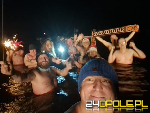 W lodowatej kąpieli przywitali Nowy Rok