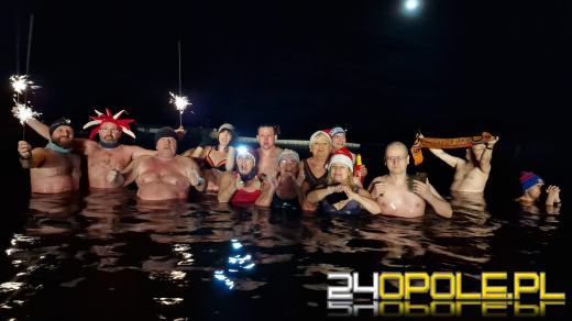 W lodowatej kąpieli przywitali Nowy Rok