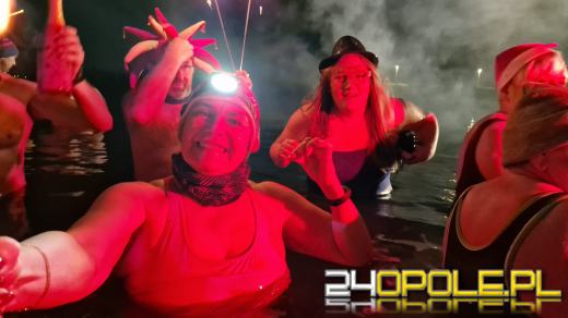 W lodowatej kąpieli przywitali Nowy Rok