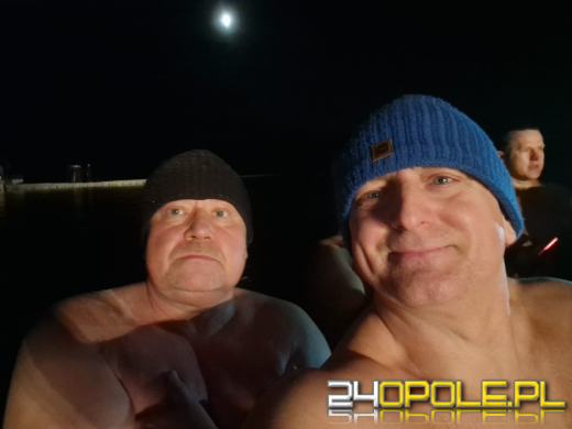 W lodowatej kąpieli przywitali Nowy Rok