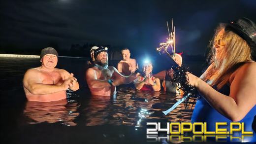 W lodowatej kąpieli przywitali Nowy Rok