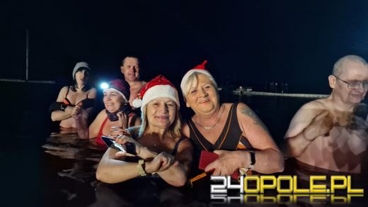W lodowatej kąpieli przywitali Nowy Rok