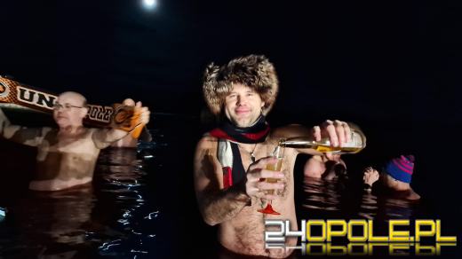 W lodowatej kąpieli przywitali Nowy Rok