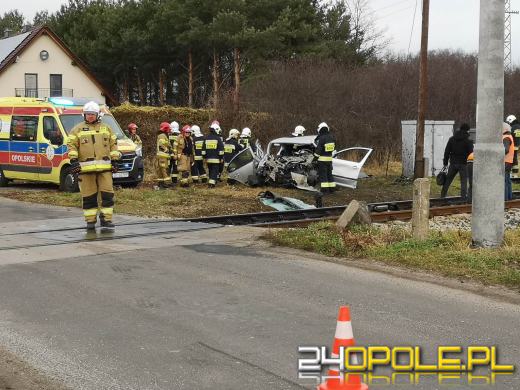 Wypadek w miejscowości Osiny. Samochód wjechał pod szynobus