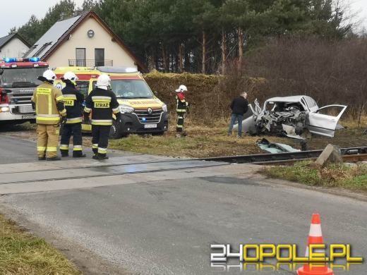 Wypadek w miejscowości Osiny. Samochód wjechał pod szynobus