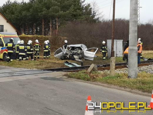 Wypadek w miejscowości Osiny. Samochód wjechał pod szynobus
