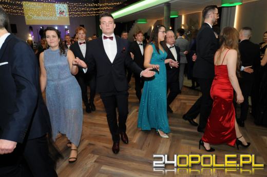 Rozpoczęły się zabawy studniówkowe