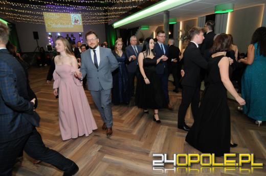 Rozpoczęły się zabawy studniówkowe