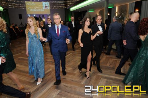 Rozpoczęły się zabawy studniówkowe