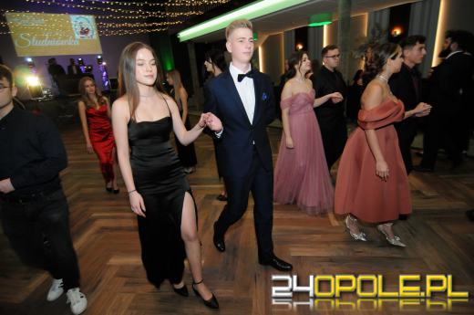 Rozpoczęły się zabawy studniówkowe