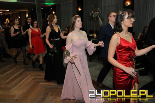 Rozpoczęły się zabawy studniówkowe