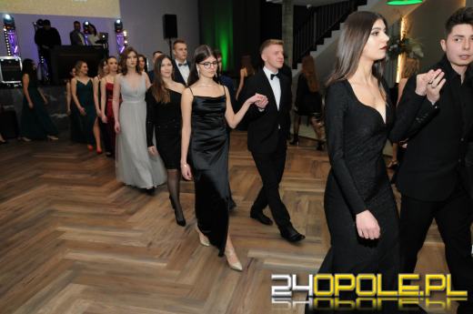 Rozpoczęły się zabawy studniówkowe