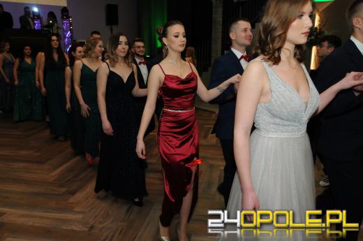 Rozpoczęły się zabawy studniówkowe