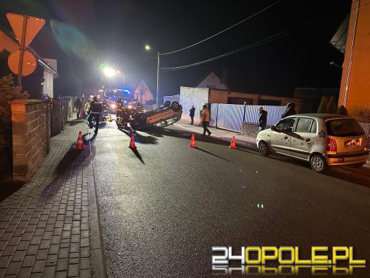 Dachowanie samochodu osobowego na Wróblewskiego w Opolu