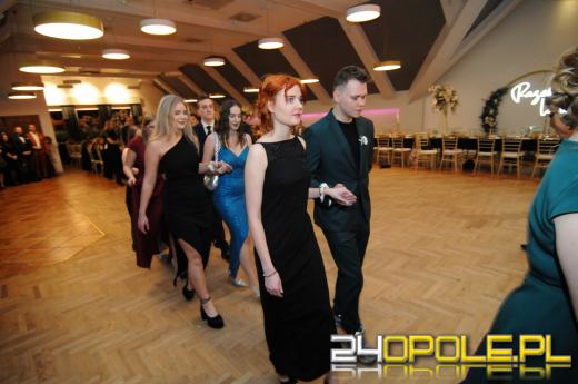 Do matury zostało 115 dni. Maturzyści bawią się na studniówkach