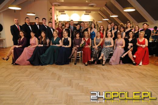 Do matury zostało 115 dni. Maturzyści bawią się na studniówkach