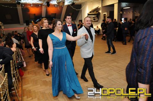 Do matury zostało 115 dni. Maturzyści bawią się na studniówkach