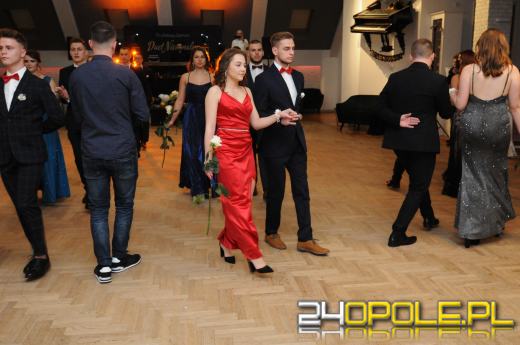 Do matury zostało 115 dni. Maturzyści bawią się na studniówkach