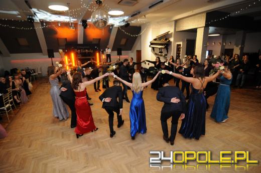 Do matury zostało 115 dni. Maturzyści bawią się na studniówkach