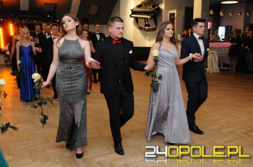 Do matury zostało 115 dni. Maturzyści bawią się na studniówkach