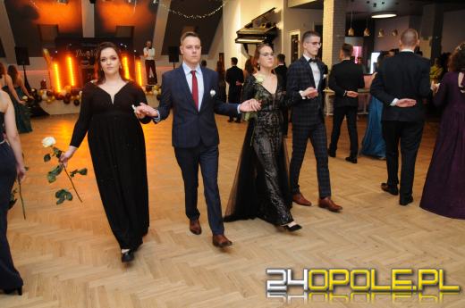 Do matury zostało 115 dni. Maturzyści bawią się na studniówkach