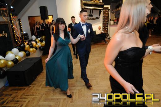 Do matury zostało 115 dni. Maturzyści bawią się na studniówkach