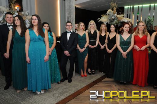 Do matury zostało 115 dni. Maturzyści bawią się na studniówkach