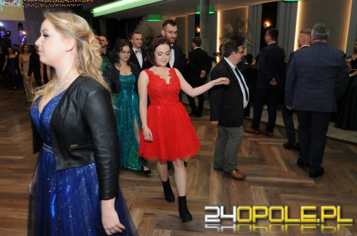 Do matury zostało 115 dni. Maturzyści bawią się na studniówkach