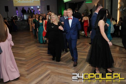 Do matury zostało 115 dni. Maturzyści bawią się na studniówkach