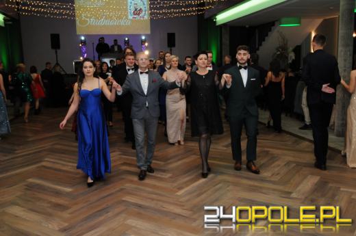 Do matury zostało 115 dni. Maturzyści bawią się na studniówkach