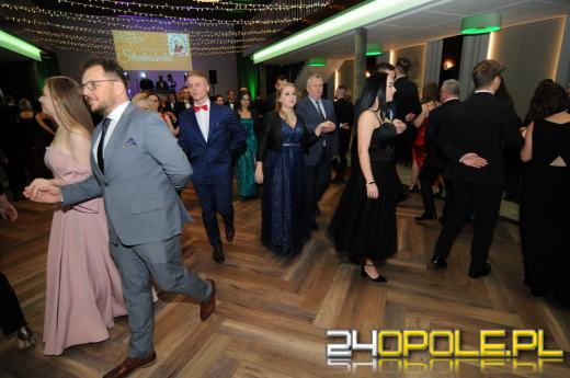 Do matury zostało 115 dni. Maturzyści bawią się na studniówkach