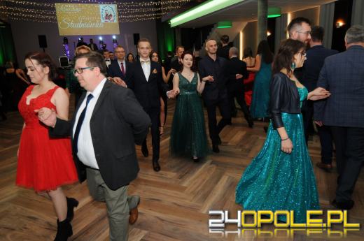 Do matury zostało 115 dni. Maturzyści bawią się na studniówkach