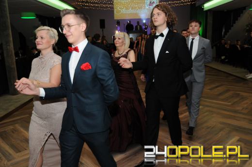 Do matury zostało 115 dni. Maturzyści bawią się na studniówkach