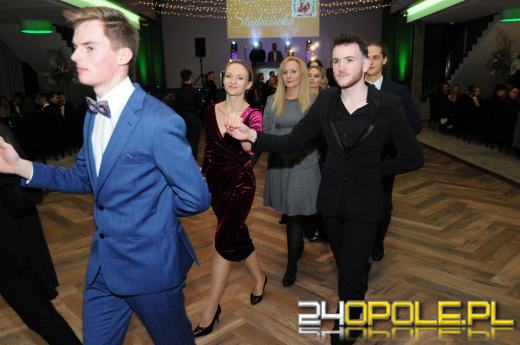 Do matury zostało 115 dni. Maturzyści bawią się na studniówkach