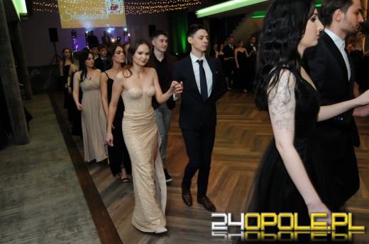 Do matury zostało 115 dni. Maturzyści bawią się na studniówkach