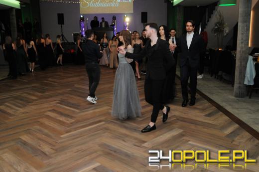 Do matury zostało 115 dni. Maturzyści bawią się na studniówkach