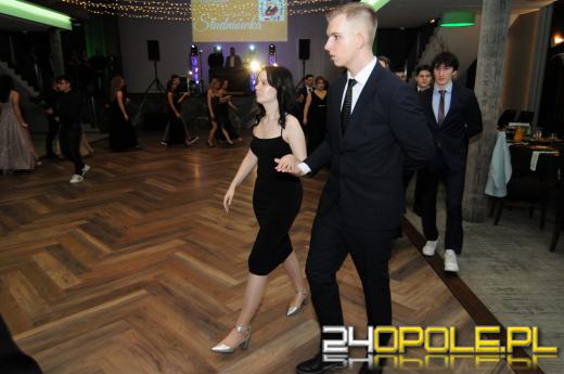 Do matury zostało 115 dni. Maturzyści bawią się na studniówkach