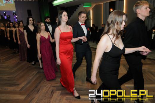 Do matury zostało 115 dni. Maturzyści bawią się na studniówkach