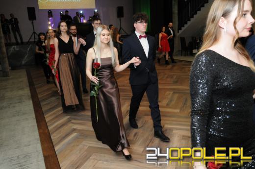 Do matury zostało 115 dni. Maturzyści bawią się na studniówkach