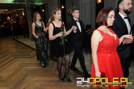 Do matury zostało 115 dni. Maturzyści bawią się na studniówkach