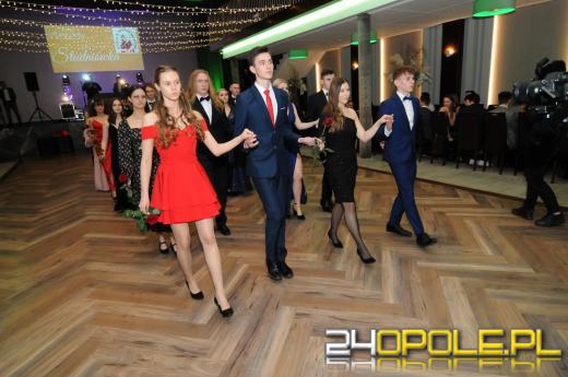 Do matury zostało 115 dni. Maturzyści bawią się na studniówkach