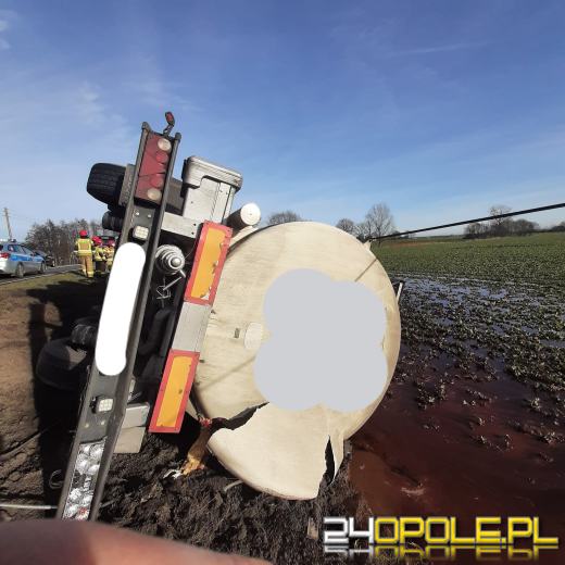 Cysterna przewróciła się do rowu. Interwencja służb w powiecie namysłowskim