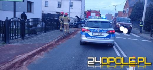 Po zderzeniu z ciężarówką audi wjechało w płot posesji