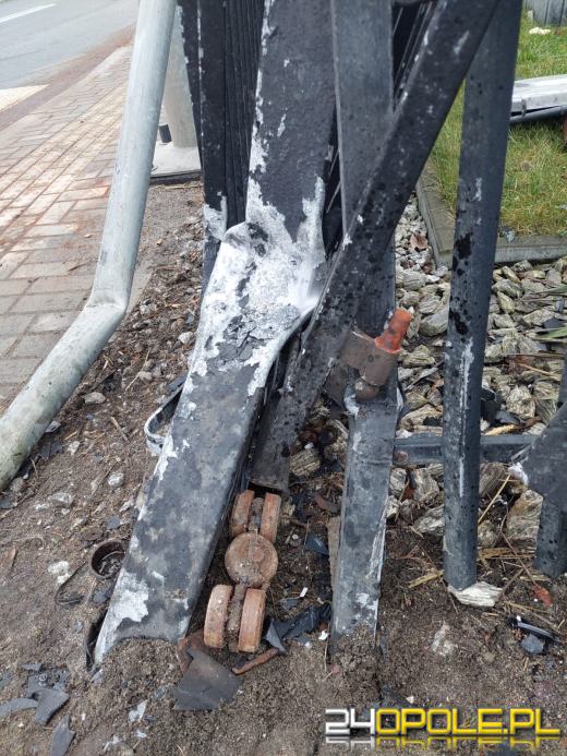 Po zderzeniu z ciężarówką audi wjechało w płot posesji