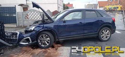 Po zderzeniu z ciężarówką audi wjechało w płot posesji