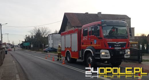 Po zderzeniu z ciężarówką audi wjechało w płot posesji