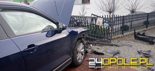 Po zderzeniu z ciężarówką audi wjechało w płot posesji
