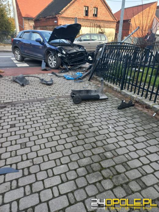 Po zderzeniu z ciężarówką audi wjechało w płot posesji