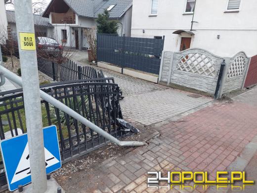 Po zderzeniu z ciężarówką audi wjechało w płot posesji